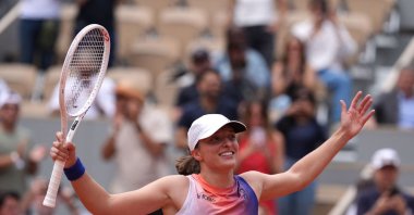 Poland's Iga Swiatek celebrates after winning her women's singles quarterfinal match against Czechia's Marketa Vondrousova on Court Philippe-Chatrier on Day 10 of the French Open tennis tournament at the Roland Garros Complex, Paris, France, June 4, 2024. (AFP Photo)