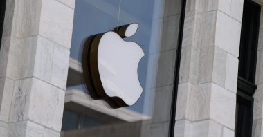 The Apple logo is seen at the entrance of an Apple store in Washington, D.C., U.S., Sept. 14, 2021. (AFP Photo)