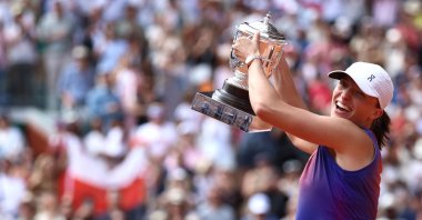 Poland&#039;s Iga Swiatek celebrates with the French Open women&#039;s singles trophy, in Paris, France, June 8, 2024. (AFP Photo)