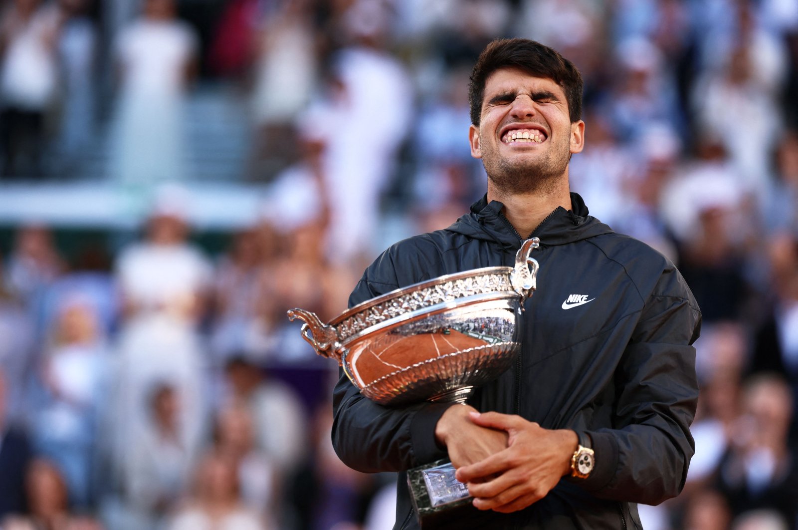 Spain&#039;s Carlos Alcaraz celebrates with the trophy after winning against Germany&#039;s Alexander Zverev at the end of their men&#039;s singles final match on Court Philippe-Chatrier on Day 15 of the French Open tennis tournament at the Roland Garros Complex, Paris, France, June 9, 2024. (AFP Photo)