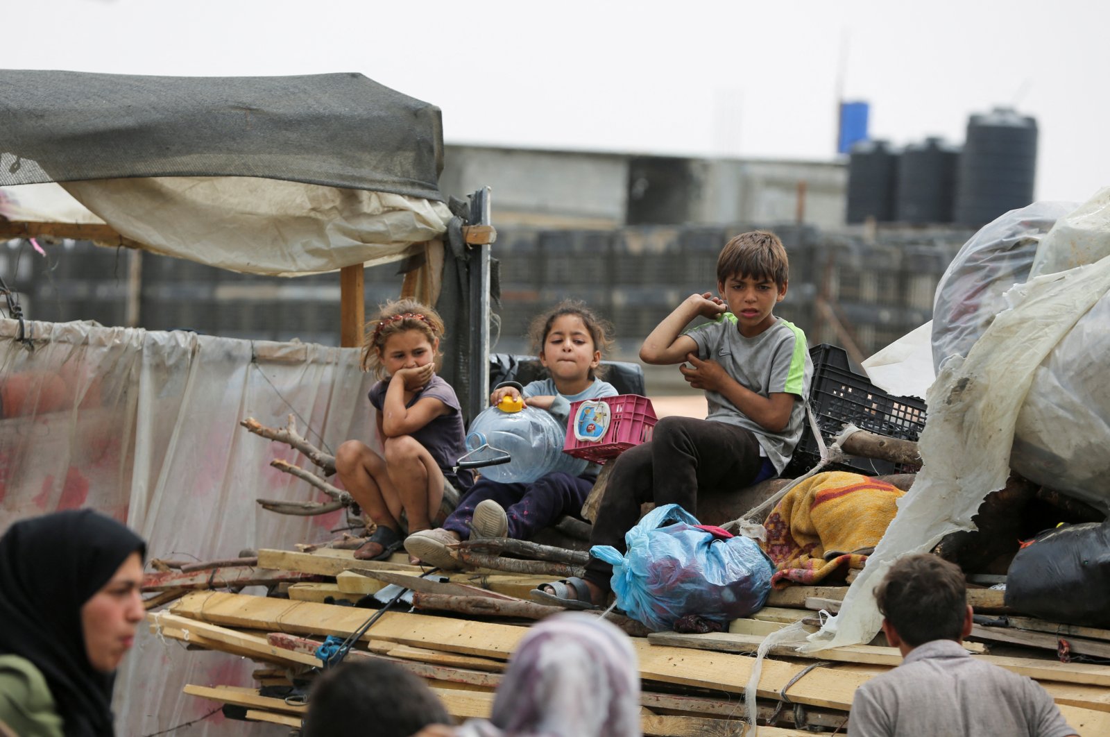 Children look on, as displaced Palestinians travel on foot along with their belongings as they flee Rafah due to Israel&#039;s attacks, in Rafah, in the southern Gaza Strip, May 28, 2024. (Reuters Photo)