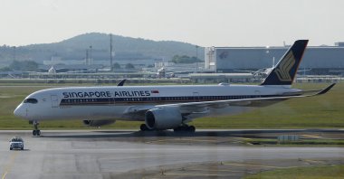 A Singapore Airlines plane carrying the first batch of travelers lands at Kuala Lumpur International Airport (KLIA) under the Malaysia-Singapore Vaccinated Travel Lane (VTL) program, Sepang, Malaysia Nov. 29, 2021. (Reuters Photo)
