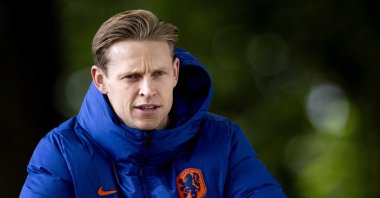 Netherlands&#039; Frenkie de Jong arrives to a training session of the Dutch team at KNVB Campus in Zeist, Netherlands, June 9, 2024. (EPA Photo)