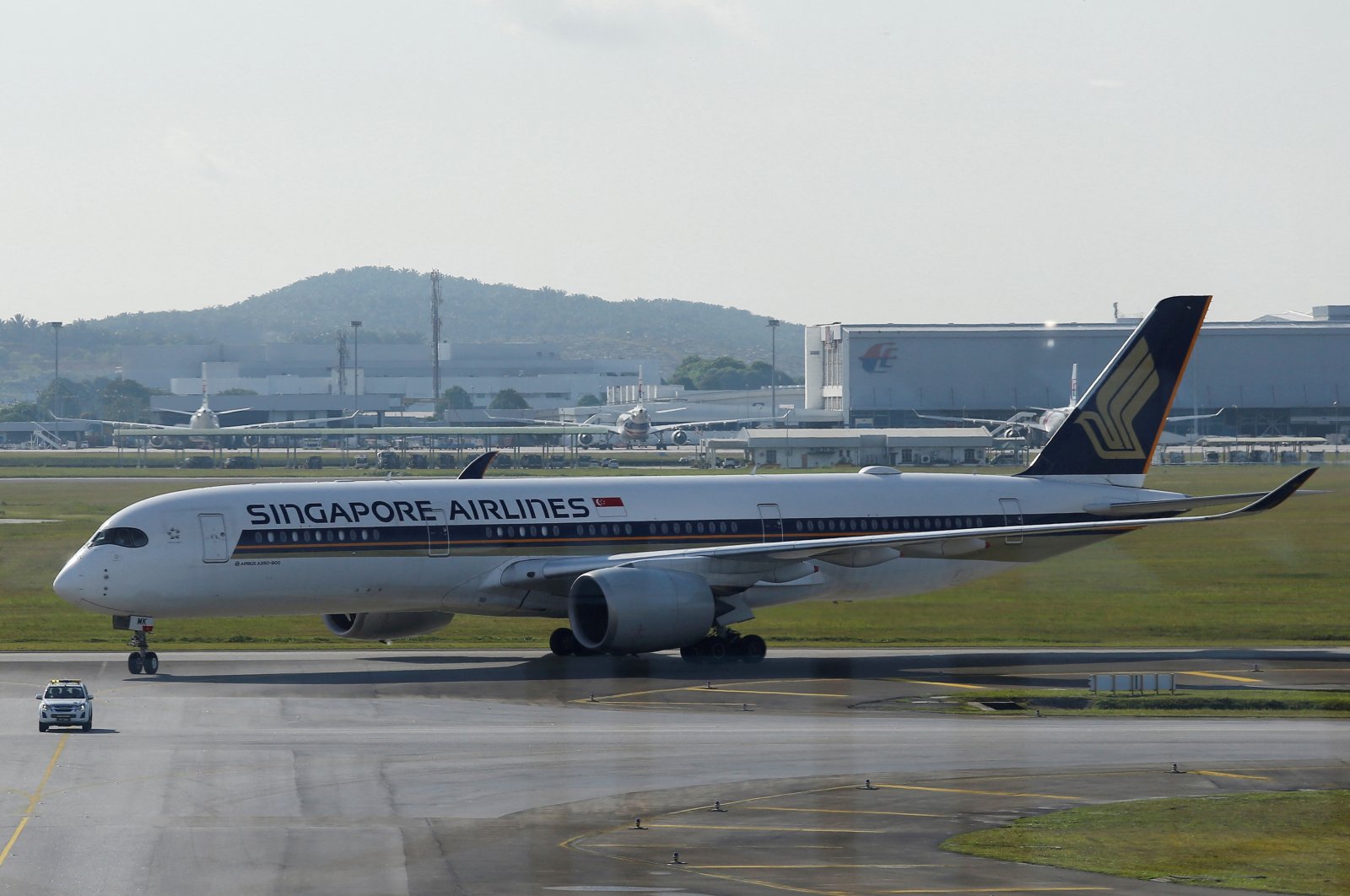 A Singapore Airlines plane carrying the first batch of travelers lands at Kuala Lumpur International Airport (KLIA) under the Malaysia-Singapore Vaccinated Travel Lane (VTL) program, Sepang, Malaysia Nov. 29, 2021. (Reuters Photo)