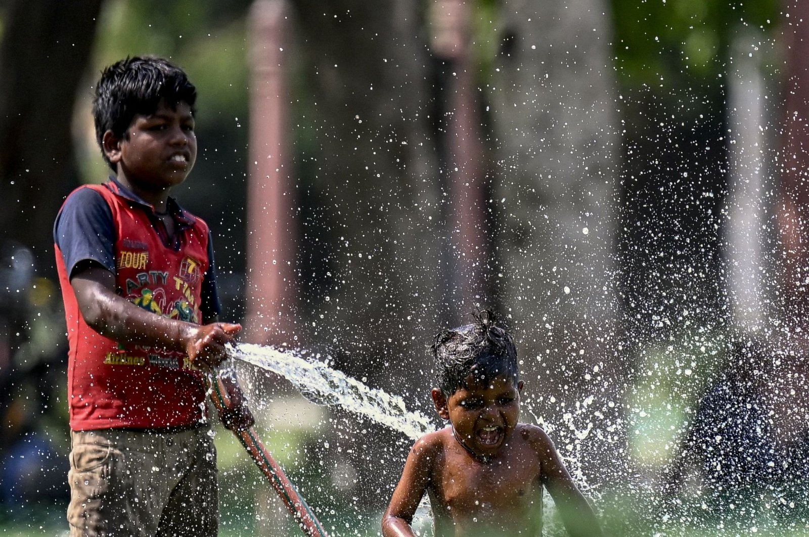 Children play with water during a hot summer day amid a severe heat wave, New Delhi, India, May 31, 2024. (AFP Photo)