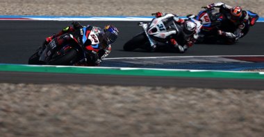 Türkiye&#039;s Toprak Razgatlıoğlu (L) riding a BMW M1000RR for team Germany ROKiT BMW Motorrad WorldSBK Team competes in the WorldSBK or Superbike World Championship, second practice session held at TT Circuit Assen, Assen, Netherlands, April 19, 2024. (Getty Images Photo)