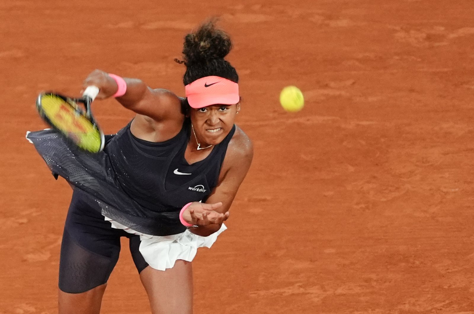 Japan&#039;s Naomi Osaka serves to Poland&#039;s Iga Swiatek during their women&#039;s singles match on Court Philippe-Chatrier on Day 4 of the French Open at the Roland Garros, Paris, France, May 29, 2024. (AFP Photo)