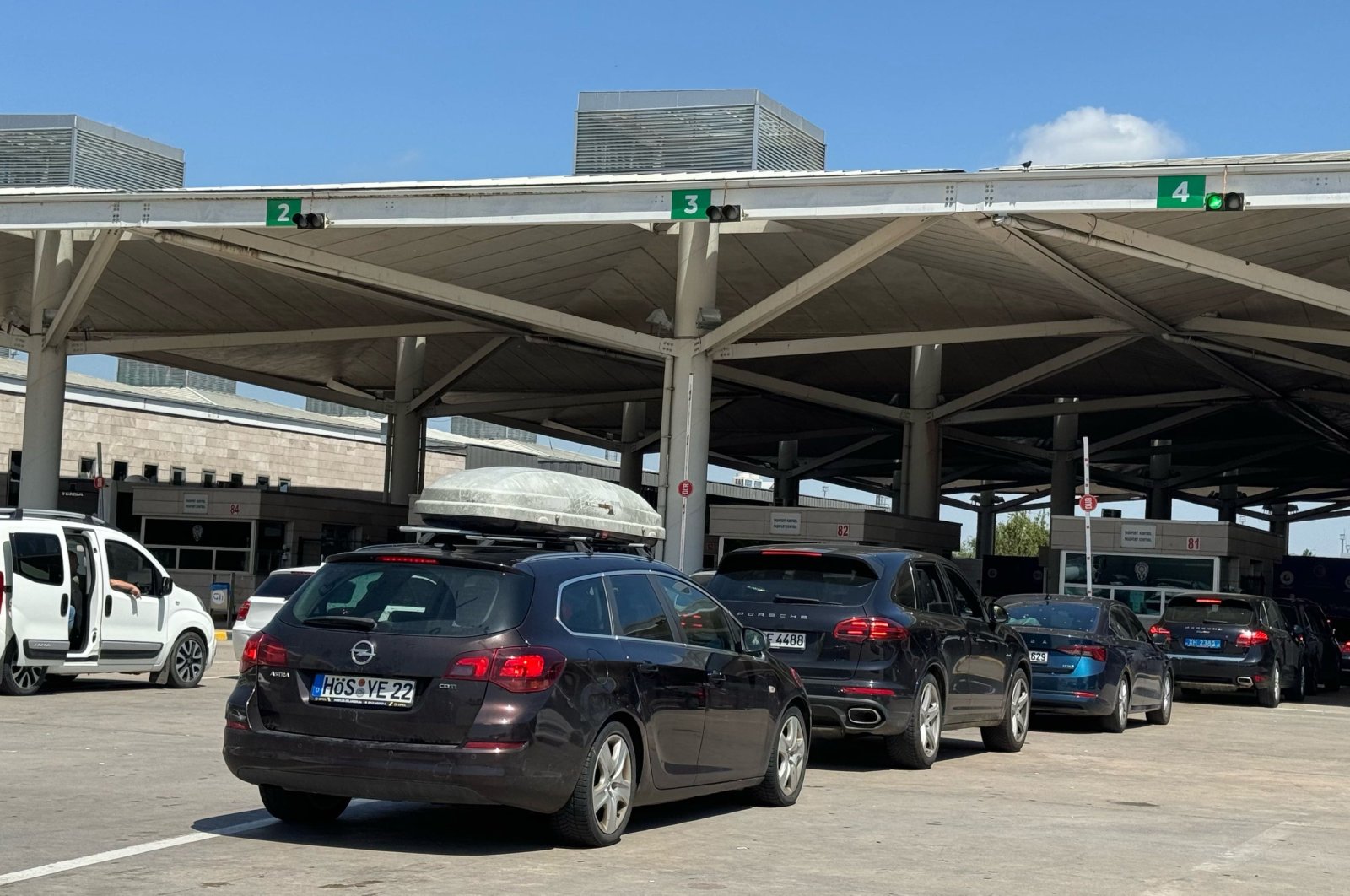 Foreign-plated cars enter Türkiye as expatriates arrive for their annual holidays from Europe, Kapıkule Border Gate, Edirne, Türkiye, June 13, 2024. (AA Photo)