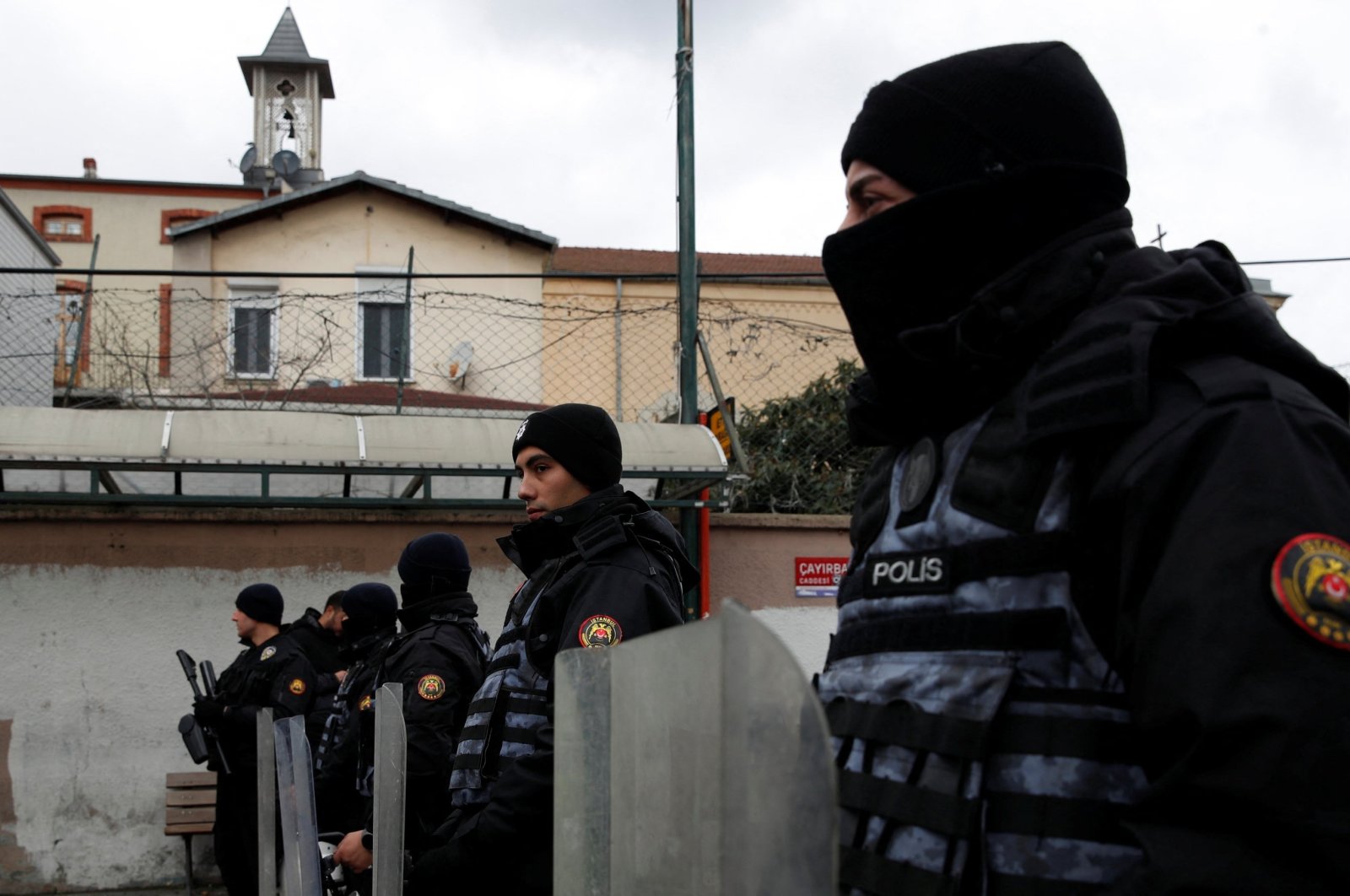 Turkish police stand guard outside a church attacked by Daesh suspects, Istanbul, Türkiye, Jan. 28, 2024. (Reuters File Photo)