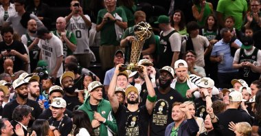 Boston Celtics forward Jayson Tatum (C) holds up the Larry O&#039;Brien Championship Trophy after the Celtics beat the Dallas Mavericks in game five of the 2024 NBA Finals at the TD Garden, Boston, Massachusetts, U.S., June 17, 2024. (Reuters Photo)