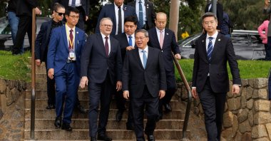 Australian Prime Minister Anthony Albanese and Chinese Premier Li Qiang arrive at the Kaarta Gar-up Lookout in Kings Park before an Australia-China CEO Roundtable, Perth, Australia, June 18, 2024. (Reuters Photo)