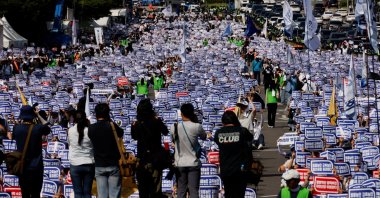 Doctors strike and shout slogans during a rally to protest against government plans to increase medical school admissions and health care reform S,eoul, South Korea, June 18, 2024. (Reuters Photo)