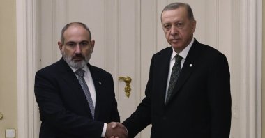 President Recep Tayyip Erdoğan (R) and Armenia&#039;s Prime Minister Nikol Pashinyan shake hands before a meeting at Prague Castle, Prague, Czech Republic, Oct. 6, 2022. (Turkish Presidency via AP File Photo)