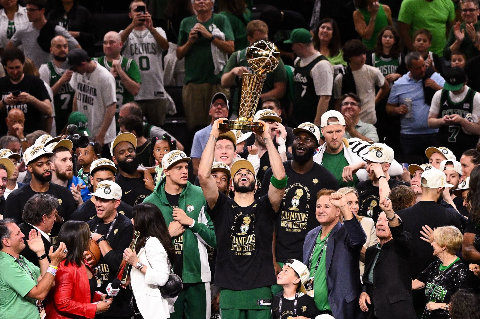Boston Celtics forward Jayson Tatum (C) holds up the Larry O&#039;Brien Championship Trophy after the Celtics beat the Dallas Mavericks in game five of the 2024 NBA Finals at the TD Garden, Boston, Massachusetts, U.S., June 17, 2024. (Reuters Photo)