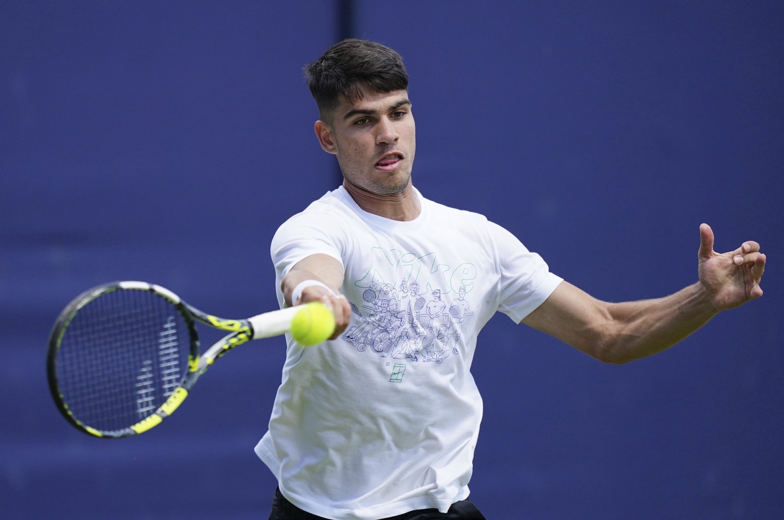 Spain&#039;s Carlos Alcaraz practices with Britain&#039;s Andy Murray on Day 3 of The Queen&#039;s Club Championship, London, U.K., June 17, 2024. (AP Photo)