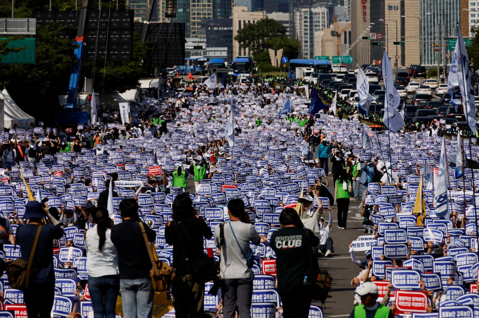 Doctors strike and shout slogans during a rally to protest against government plans to increase medical school admissions and health care reform S,eoul, South Korea, June 18, 2024. (Reuters Photo)