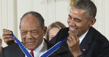 Willie Mays (L) is awarded the Presidential Medal of Freedom by U.S. President Barack Obama during a ceremony in the East Room of the White House, Washingon DC, U.S., Nov. 24, 2015. (EPA Photo)