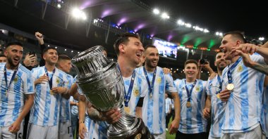Argentina&#039;s Lionel Messi (C) smiles with the trophy as he celebrates with teammates after winning the final of Copa America Brazil 2021 between Brazil and Argentina at Maracana Stadium, Rio de Janeiro, Brazil, July 10, 2021. (Getty Images Photo)