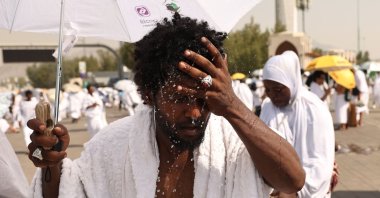 A Muslim pilgrim splashes water on his head to cool off at the base of Mount Arafat during the Hajj pilgrimage in Saudi Arabia, June 15, 2024. (AFP Photo)