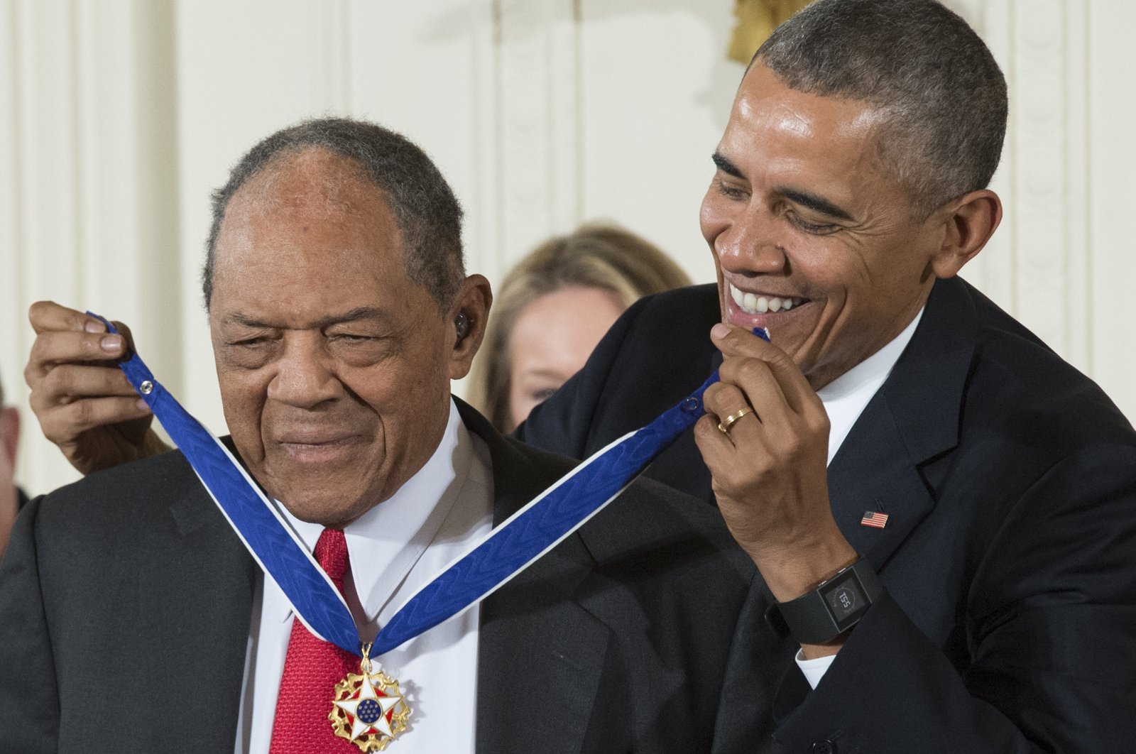 Willie Mays (L) is awarded the Presidential Medal of Freedom by U.S. President Barack Obama during a ceremony in the East Room of the White House, Washingon DC, U.S., Nov. 24, 2015. (EPA Photo)