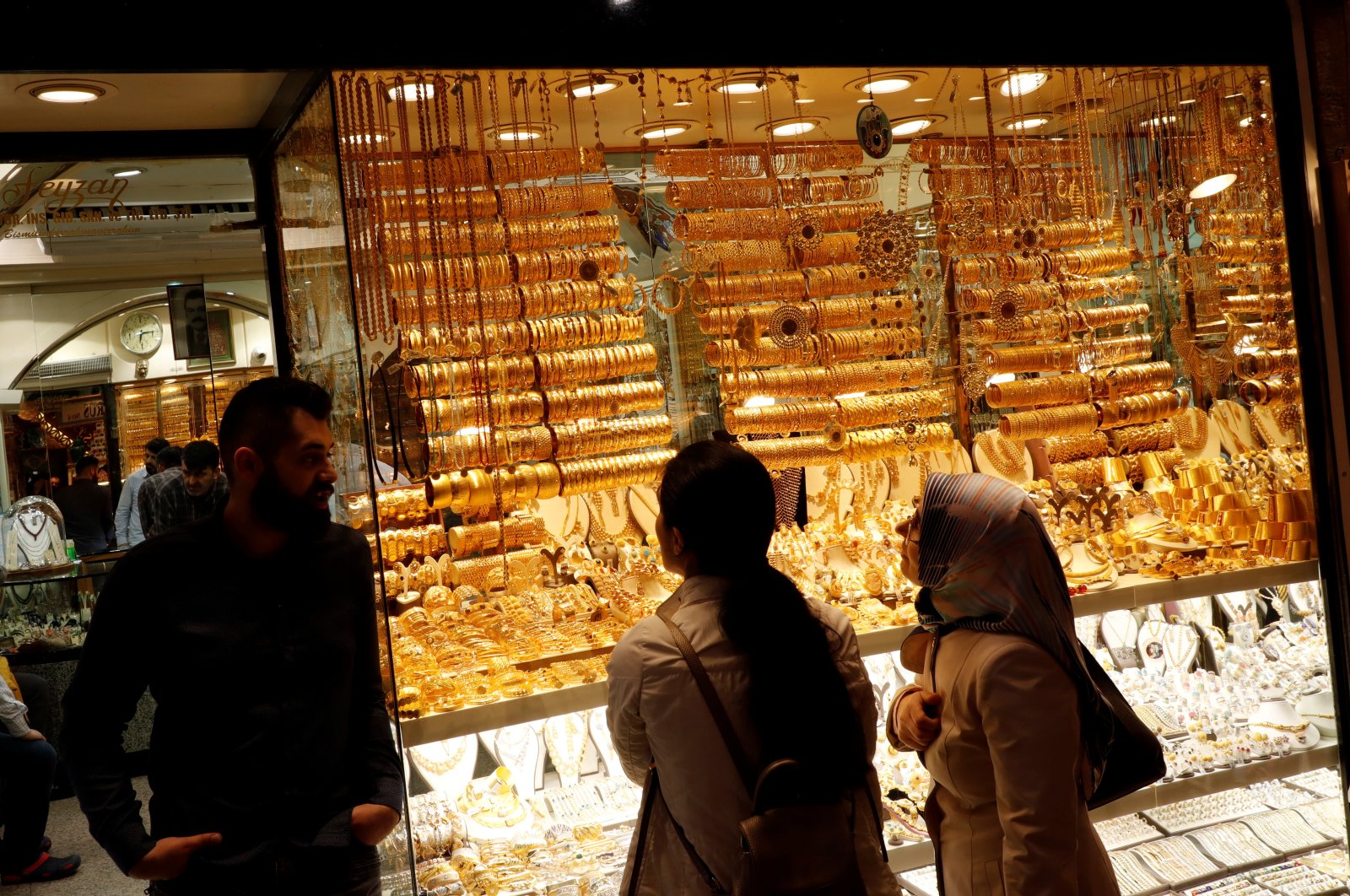 Women look at gold jewelry at a shop in Istanbul, Türkiye, May 9, 2019. (Reuters Photo)