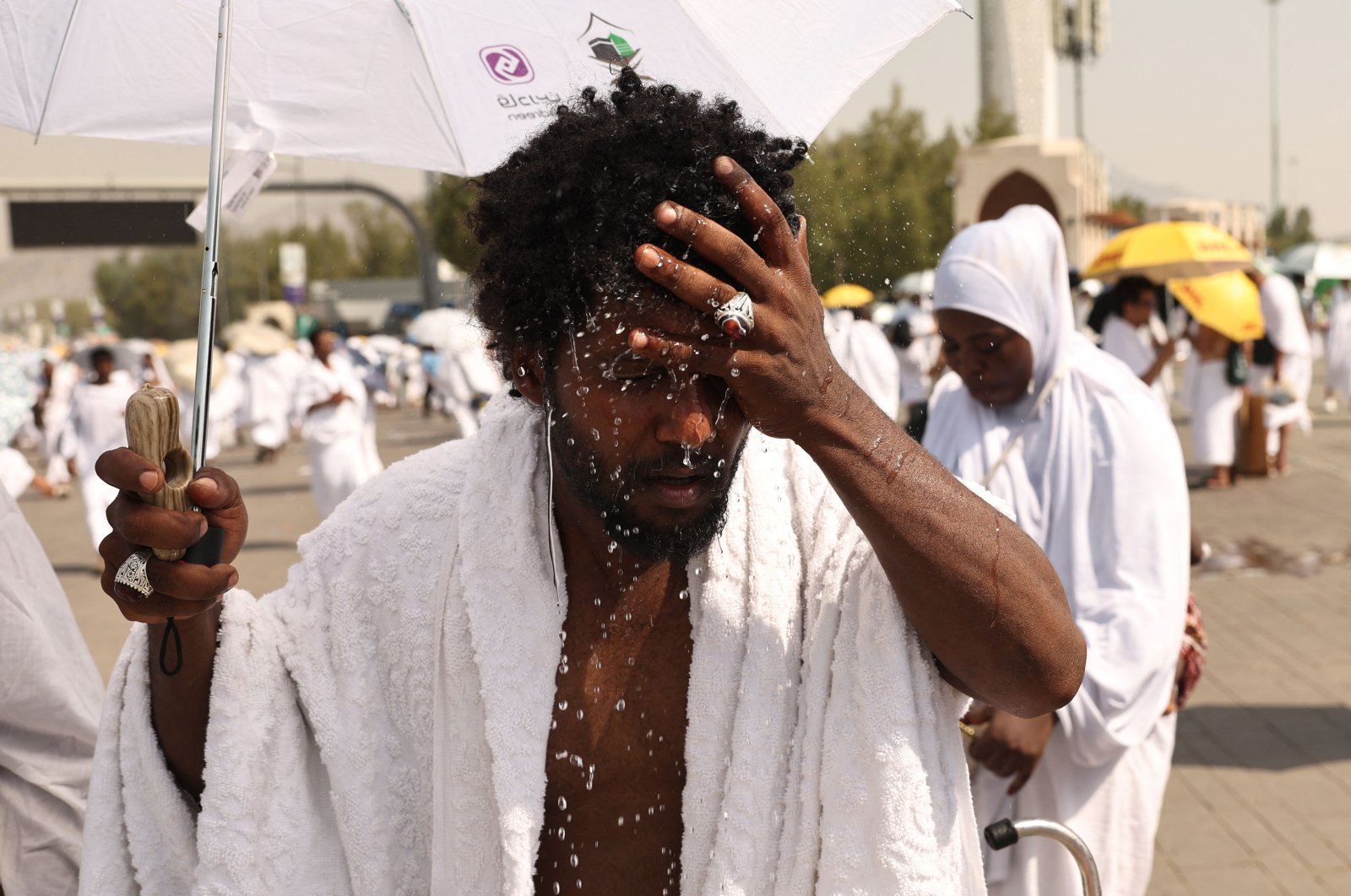 A Muslim pilgrim splashes water on his head to cool off at the base of Mount Arafat during the Hajj pilgrimage in Saudi Arabia, June 15, 2024. (AFP Photo)
