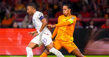 France&#039;s Kylian Mbappe (L) and Netherlands&#039; Virgil van Dijk battle for the ball during the UEFA Euro 2024 qualifying round Group B match at Johan Cruijff ArenA, Amsterdam, Netherlands, Oct. 13, 2023. (Getty Images Photo)