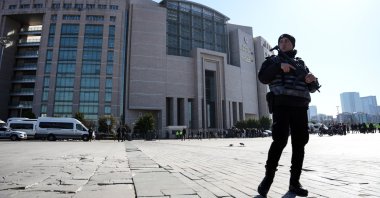 A police officer stands guard outside the courthouse after a terrorist attack by DHKP-C, Istanbul, Türkiye, Feb. 6, 2024. (IHA Photo)