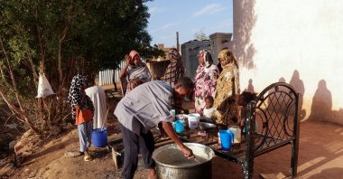 Displaced Sudanese families wait to receive food from a charity kitchen in the city of Omdurman, Sudan, April 6, 2024. (Reuters File Photo)