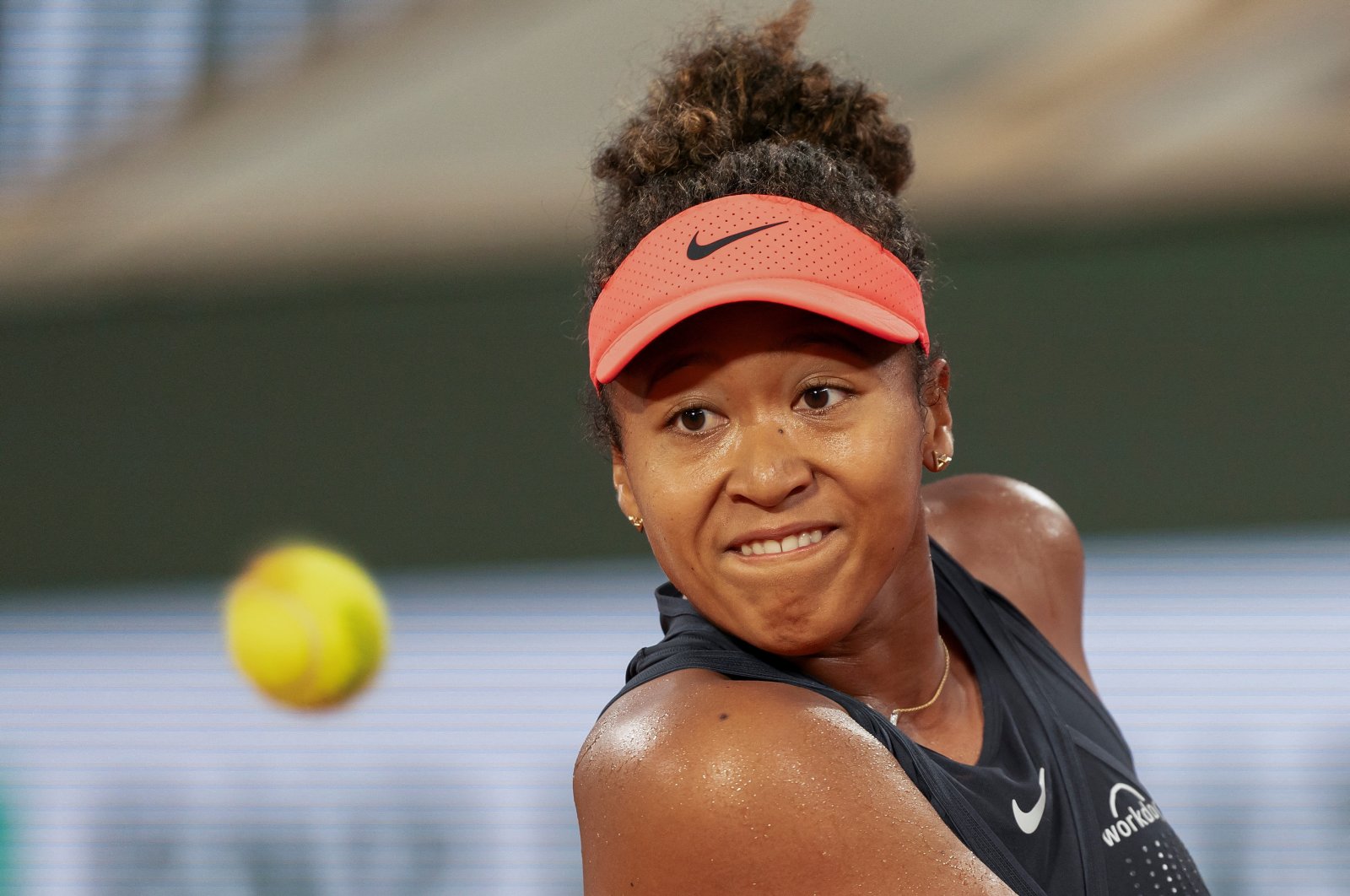 Japan&#039;s Naomi Osaka keeps her eye on the ball during her match against Iga Swiatek of Poland at Stade Roland Garros, Paris, France, May 29, 2024. (Reuters Photo)