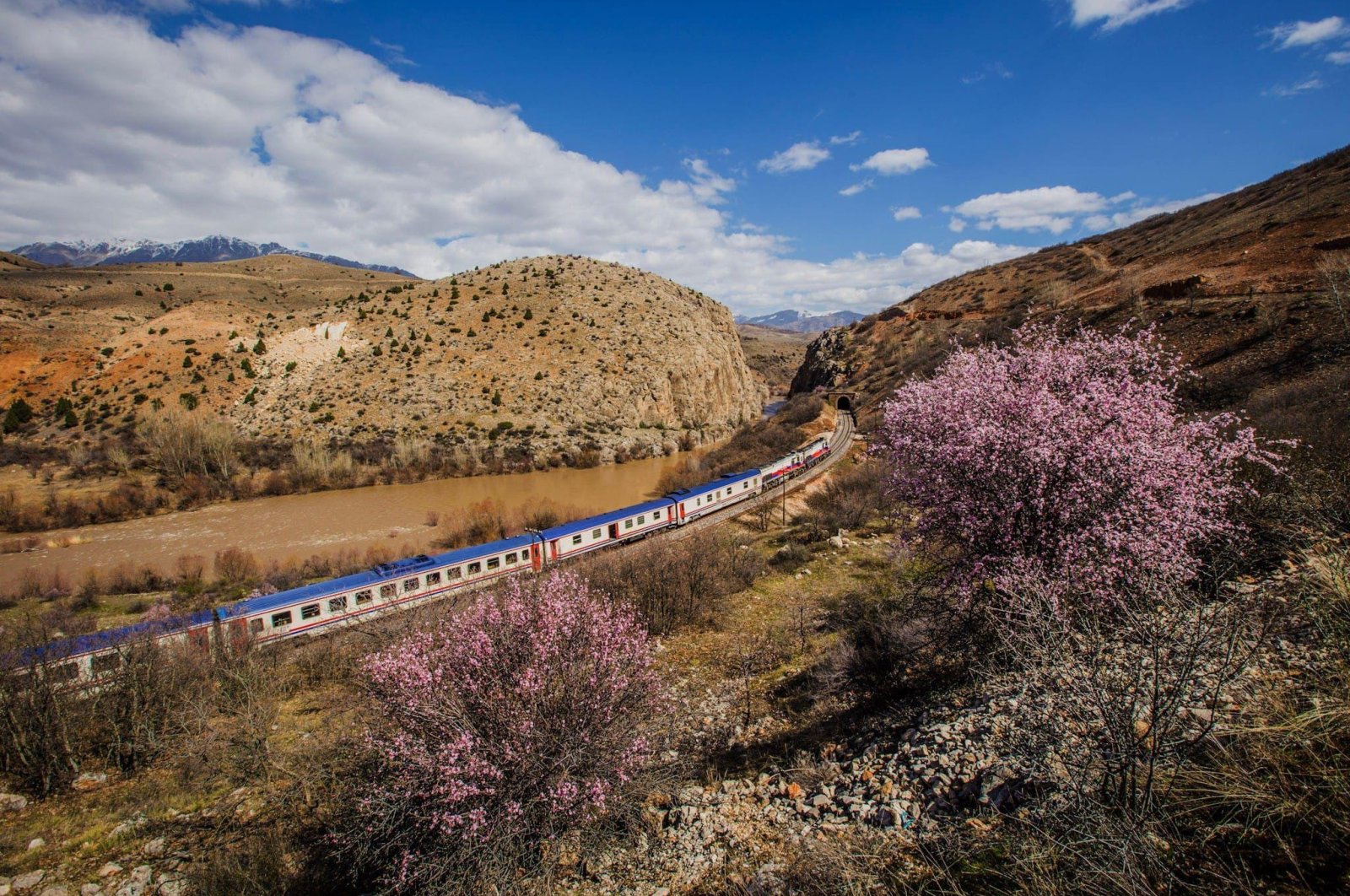 Minister of Transport and Infrastructure Abdulkadir Uraloğlu announced that the touristic Tatvan Train, operating between Ankara and Tatvan, will commence its journeys after the Eid al-Adha holiday. (DHA Photo)