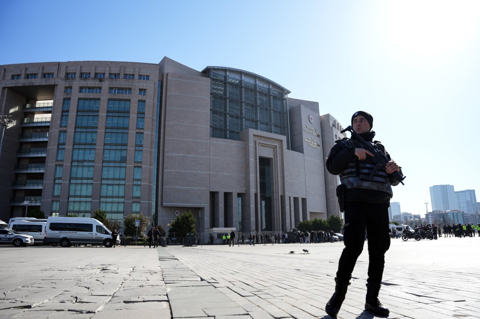 A police officer stands guard outside the courthouse after a terrorist attack by DHKP-C, Istanbul, Türkiye, Feb. 6, 2024. (IHA Photo)