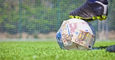 A new study found more experienced fantasy football fans suffered less anxiety than those who were less experienced, but could have more mental health concerns depending on how much they committed to the game. (Getty Images Photo)