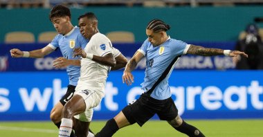 Panama defender Roderick Miller (C) battles with Uruguay forward Facundo Pellistri (L) and Uruguay forward Darwin Nunez (R) during the first half of the CONMEBOL Copa America 2024 group C match between Uruguay and Panama, Miami, Florida, U.S., June 23, 2024. (EPA Photo)