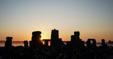  The sun rises at Stonehenge, near Amesbury, in Wiltshire, southern England, June 21, 2024. (AFP Photo)