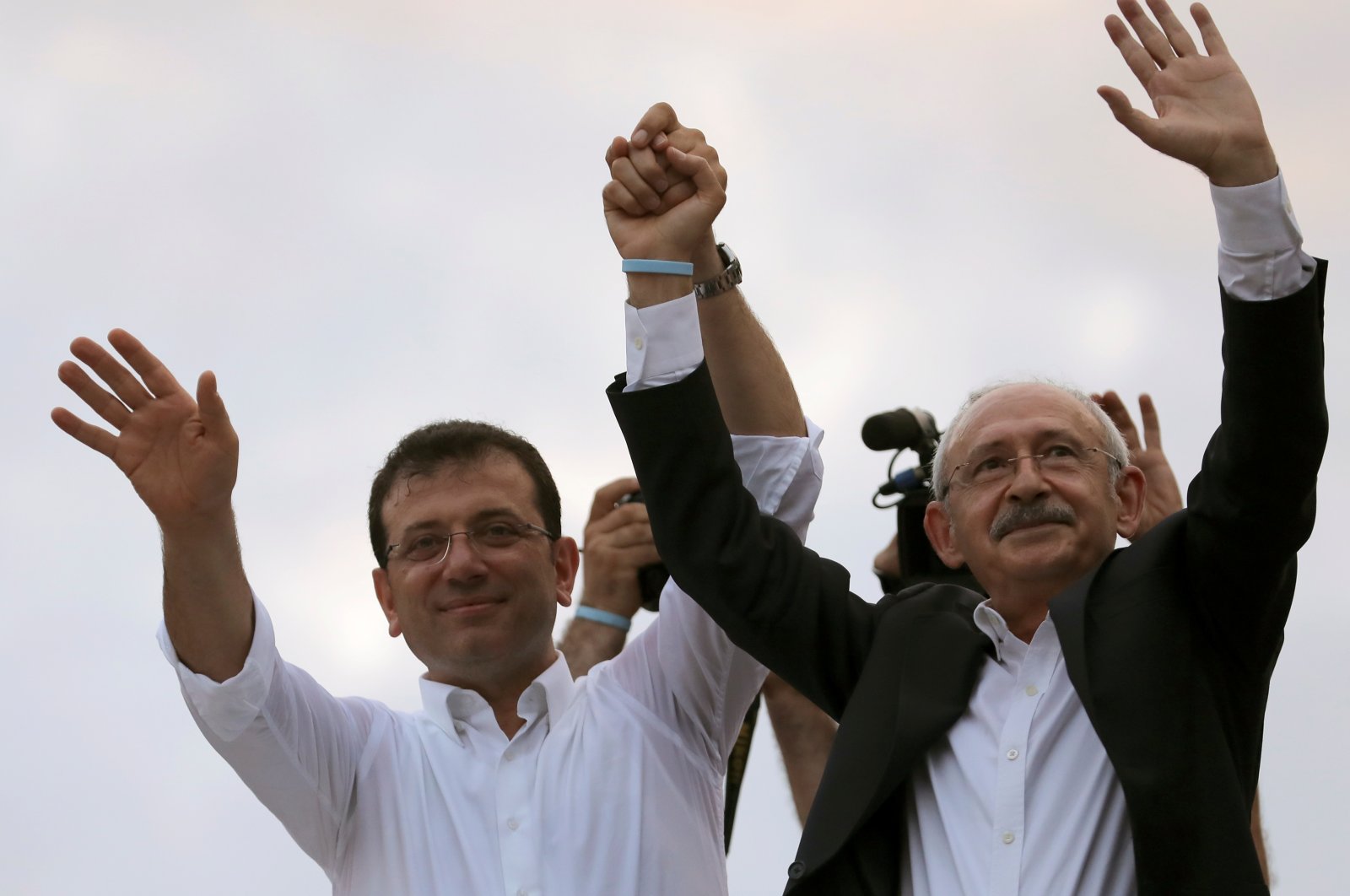 Ekrem Imamoğlu (L), main opposition Republican People&#039;s Party’s (CHP) mayoral candidate, and Kemal Kılıçdaroğlu, leader of CHP, greet their supporters during an election rally in Istanbul, Türkiye, June 21, 2019. (Reuters File Photo)