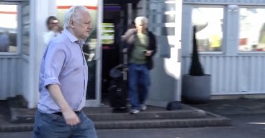 This screengrab shows Wikileaks founder Julian Assange walking to board a plane from Stansted Airport, London, U.K., June 24, 2024. (AFP Photo)