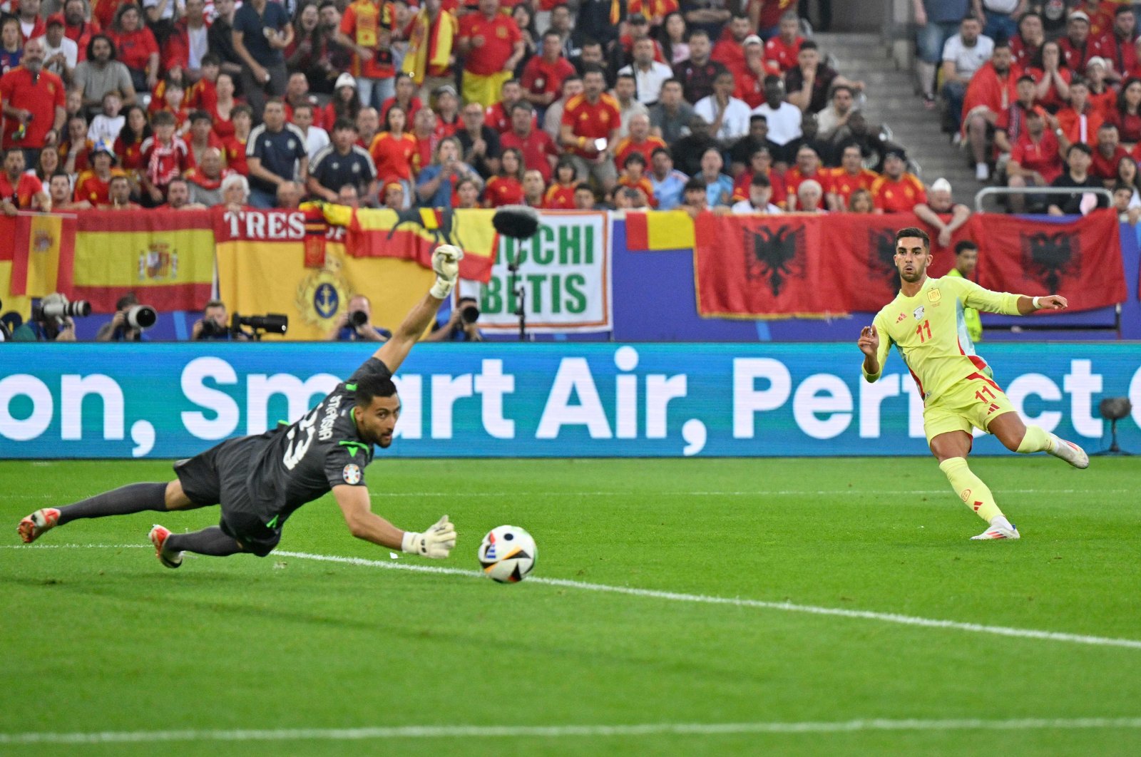 Spain&#039;s Ferran Torres (R) scores his team&#039;s first goal past Albania&#039;s Thomas Strakosha during the UEFA Euro 2024 Group B football match between Albania and Spain at the Duesseldorf Arena, Duesseldorf, Germany, June 24, 2024. (AFP Photo)
