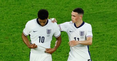 England&#039;s Jude Bellingham (L) with Phil Foden at half time during the Euro 2024, Group C match against Slovenia at the Cologne Stadium, Cologne, Germany, June 25, 2024. (Reuters Photo) 