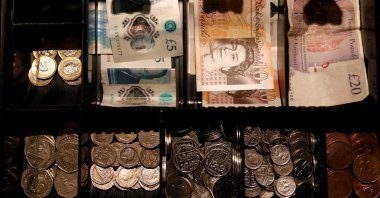Pound sterling notes and change are seen inside a cash register in a coffee shop, Manchester, Britain, Sept. 21, 2018. (Reuters Photo)