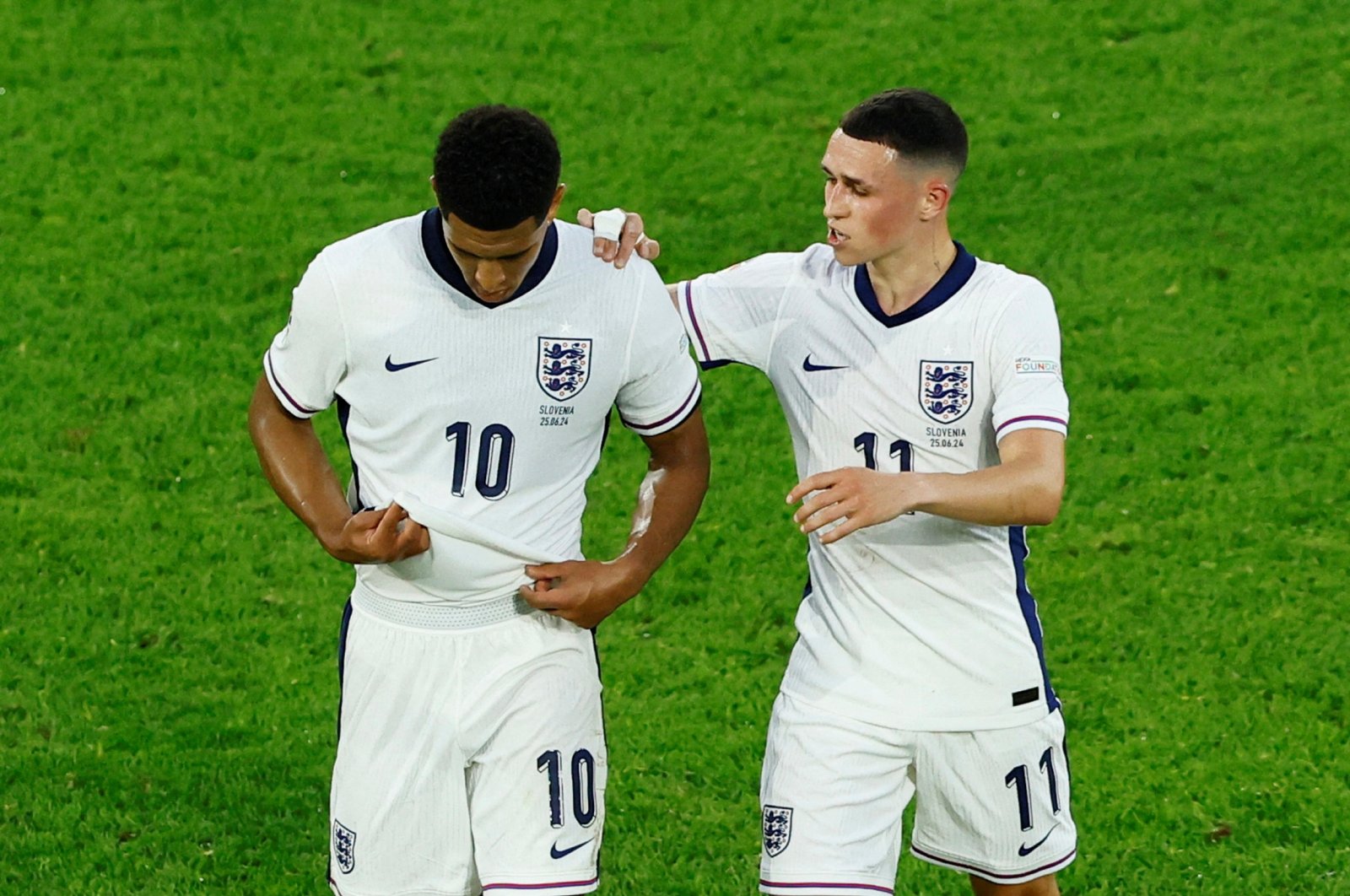 England&#039;s Jude Bellingham (L) with Phil Foden at half time during the Euro 2024, Group C match against Slovenia at the Cologne Stadium, Cologne, Germany, June 25, 2024. (Reuters Photo) 