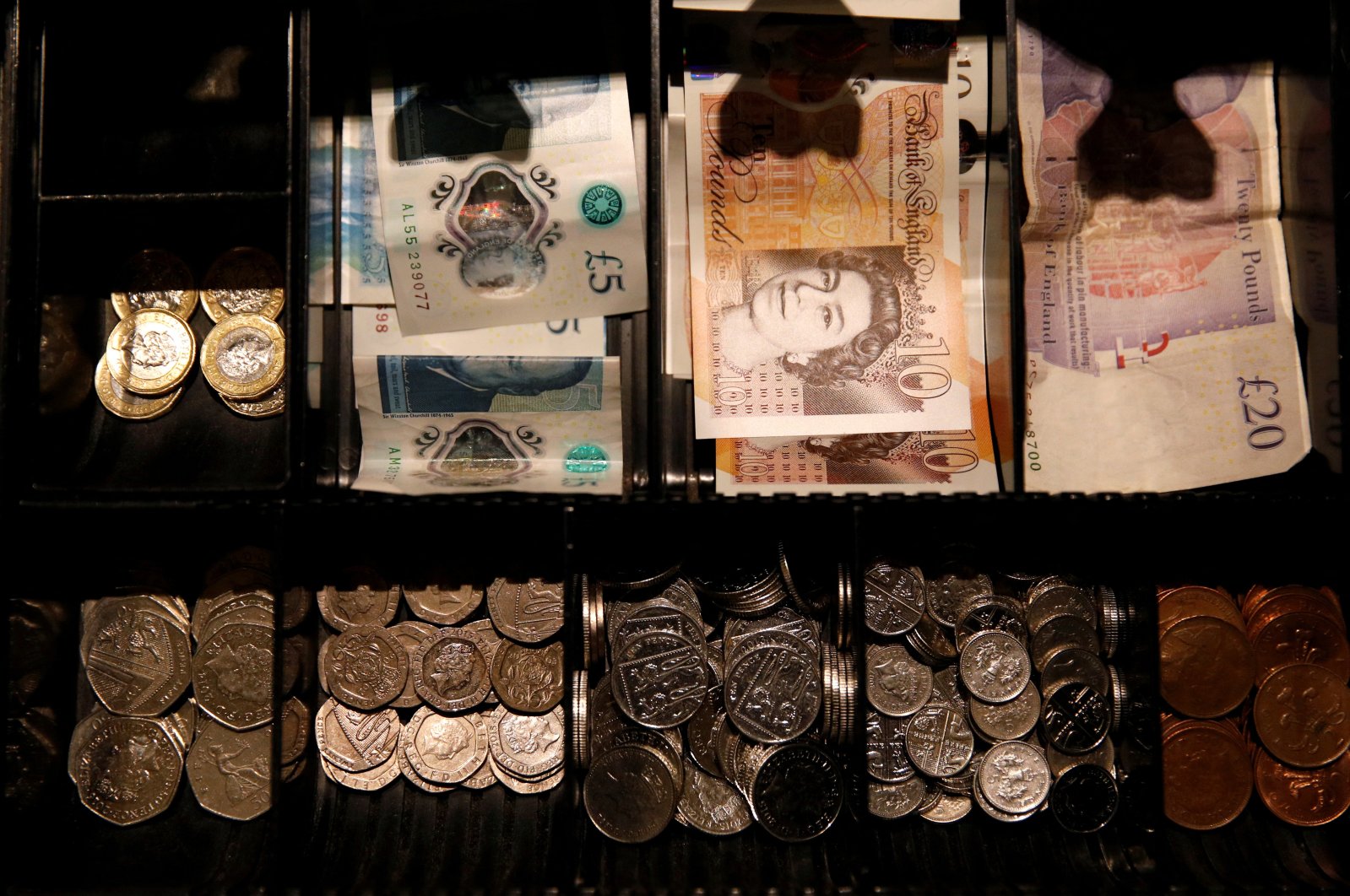 Pound sterling notes and change are seen inside a cash register in a coffee shop, Manchester, Britain, Sept. 21, 2018. (Reuters Photo)