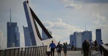 People are seen walking on the newly built pedestrian bridge in Warsaw, Poland, 21 May, 2024. (Reuters Photo)
