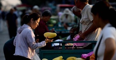 Customers select vegetables at a market in Heze, in eastern Shandong province, China, June 12, 2024. (AFP Photo)