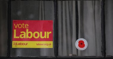 A Labour Party flyer in a house window in the Holborn &amp; St Pancras constituency in London, U.K., June 26, 2024. (EPA Photo)
