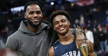 Los Angeles Lakers forward LeBron James (L) poses with his son Bronny after Sierra Canyon defeated Akron St. Vincent-St. Mary in a high school basketball game, Columbus, Ohio, U.S., Dec. 14, 2019. (AP Photo)