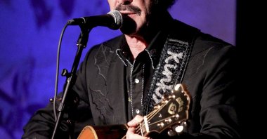 Kinky Friedman performs a comedy act in Paris, France, Aug. 16, 2012. (AP Photo)
