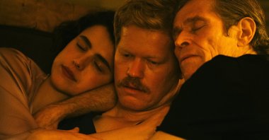 The latest film from Yorgos Lanthimos, the director behind Greece&#039;s cult weird cinema, sees Emma Stone, Jesse Plemons and Willem Dafoe thrown into a rather lukewarm pool of satiric ideas. (dpa Photo)