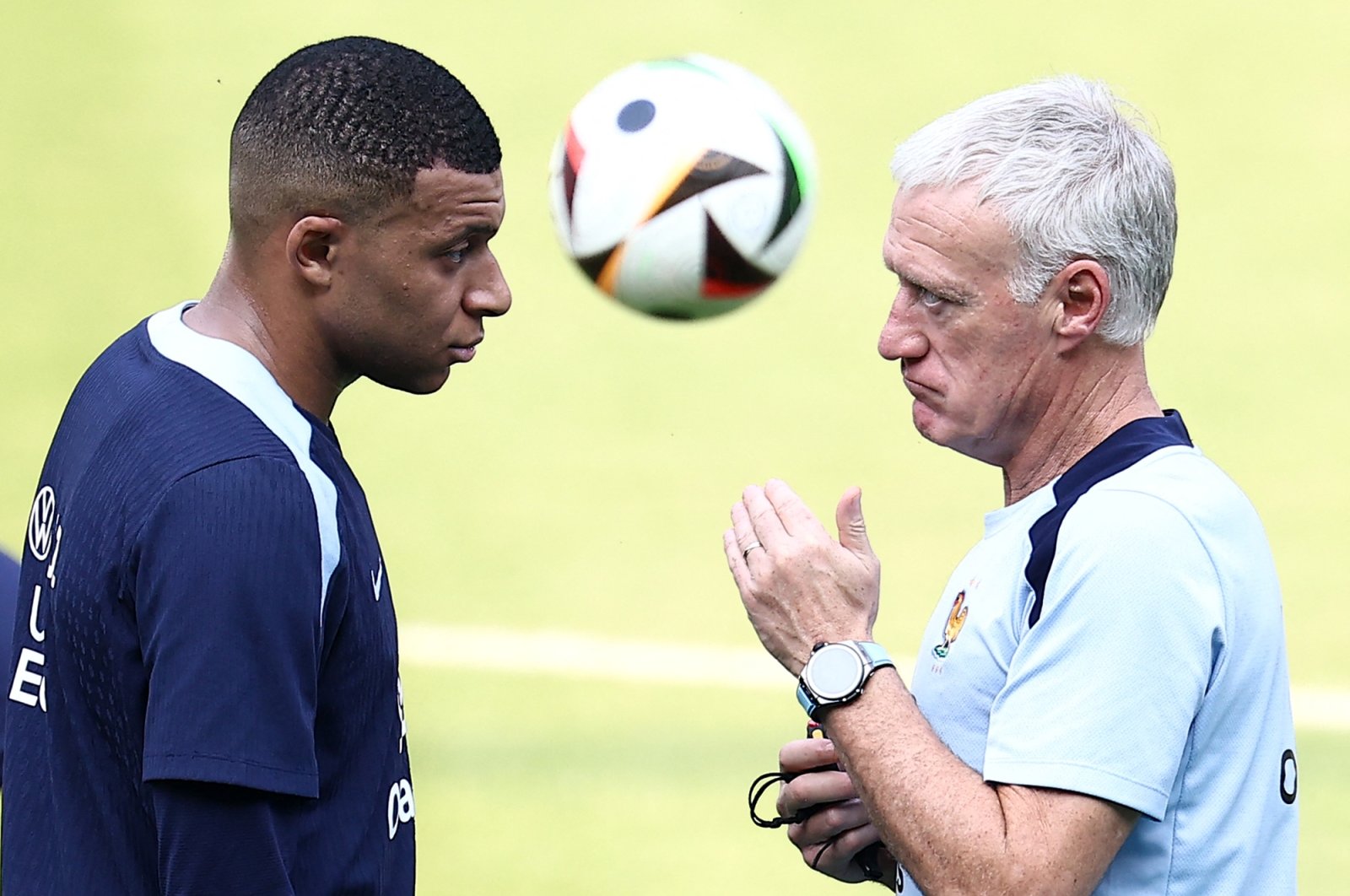France&#039;s Kylian Mbappe (L) speaks with coach Didier Deschamps during training in Paderborn, Germany, June 27, 2024. (AFP Photo)