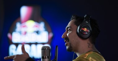 Eko Fresh, a long-standing name in the music world known for constantly surprising his audience, showcased his unique style and talent in this special episode, fully embracing the 64 Bars format. (Photo courtesy of Red Bull)